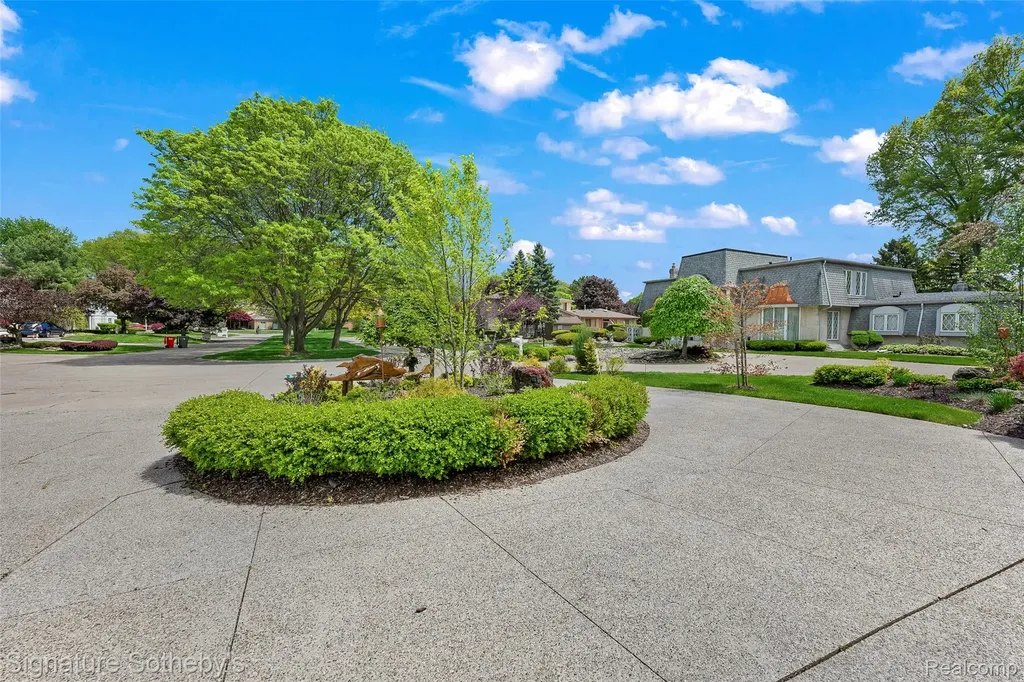 38383 Saddle Lane Clinton Charter Township MI 48036