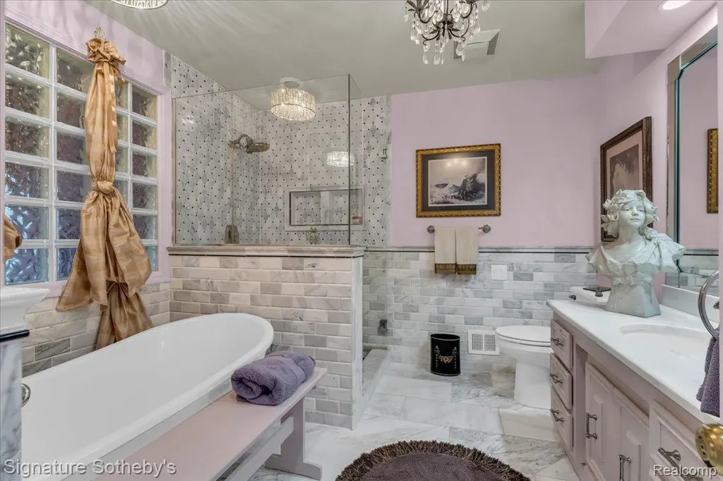 38383 Saddle Lane Clinton Charter Township MI 48036