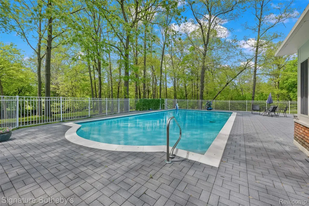 38383 Saddle Lane Clinton Charter Township MI 48036