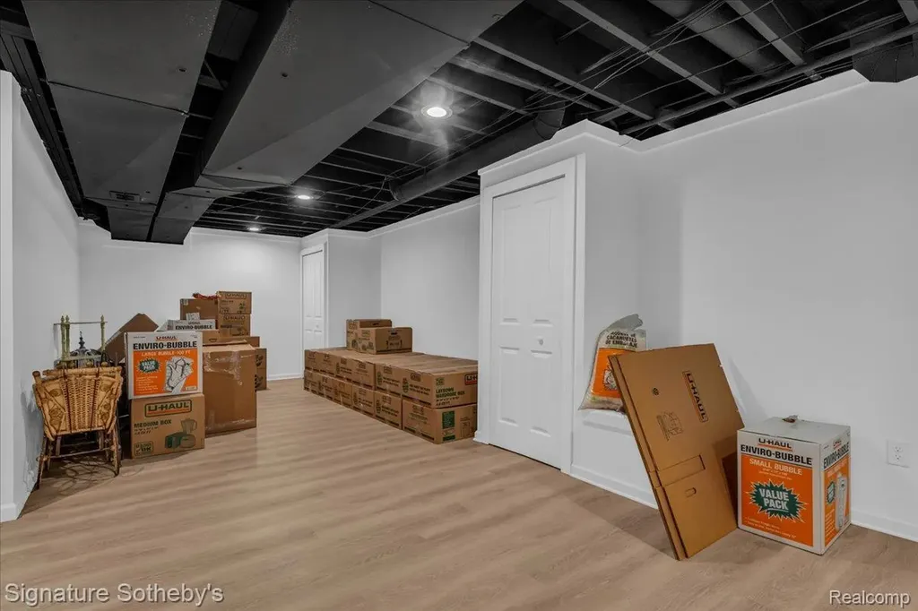 38383 Saddle Lane Clinton Charter Township MI 48036