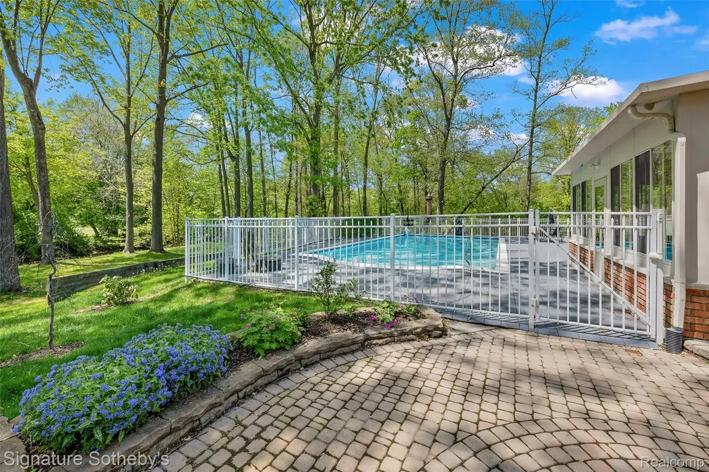 38383 Saddle Lane Clinton Charter Township MI 48036