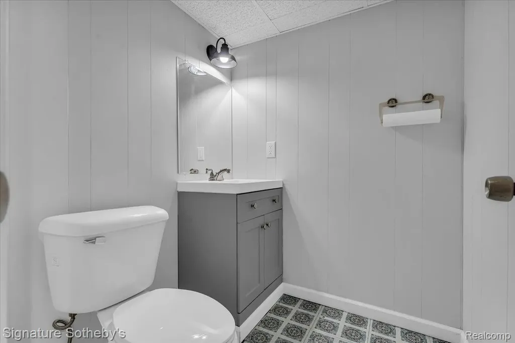 38383 Saddle Lane Clinton Charter Township MI 48036
