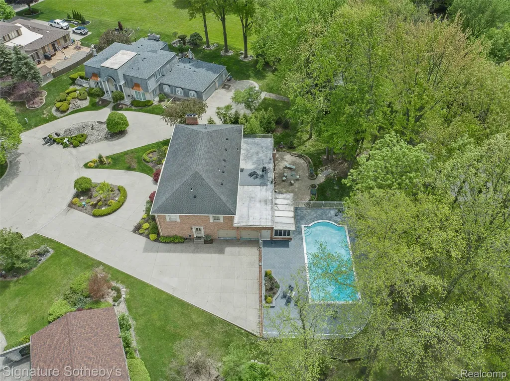 38383 Saddle Lane Clinton Charter Township MI 48036