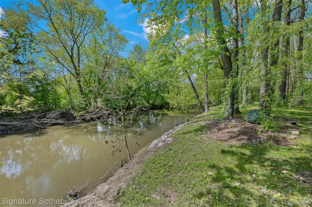 38383 Saddle Lane Clinton Charter Township MI 48036
