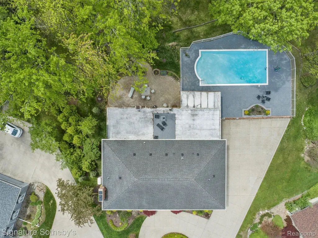 38383 Saddle Lane Clinton Charter Township MI 48036