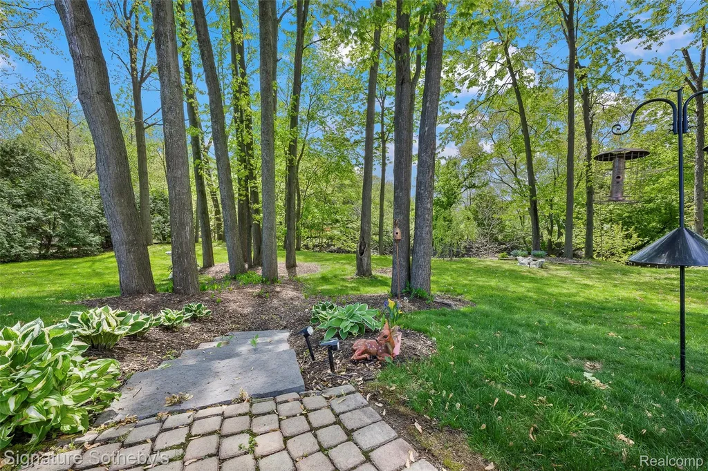38383 Saddle Lane Clinton Charter Township MI 48036