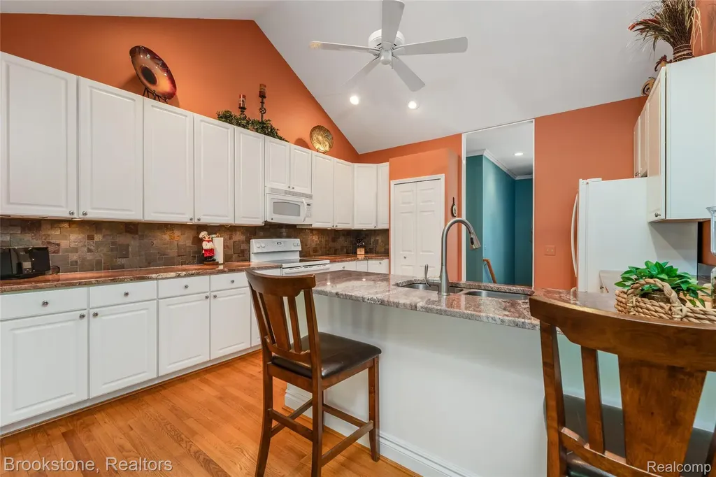 970 Moldovia Drive White Lake Charter Township MI 48386