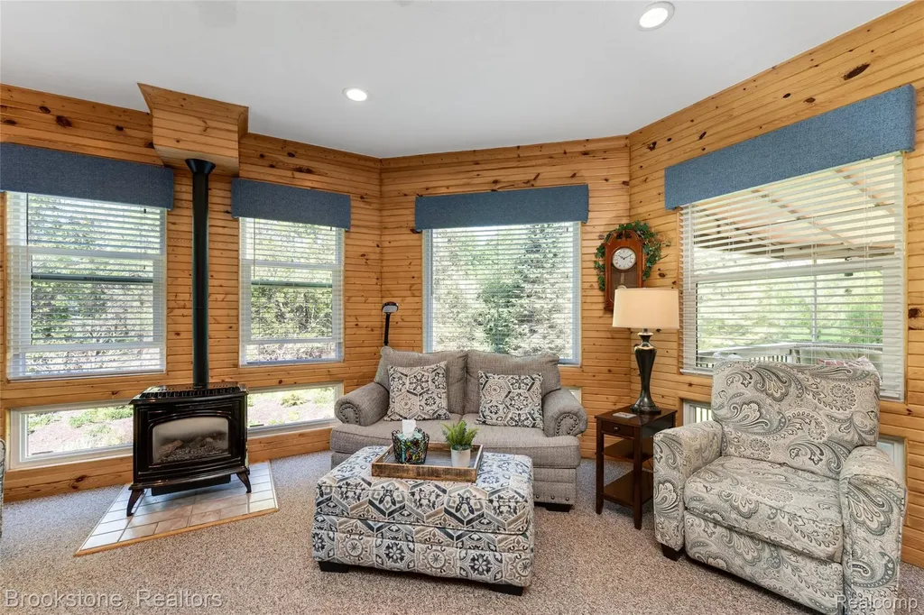 970 Moldovia Drive White Lake Charter Township MI 48386