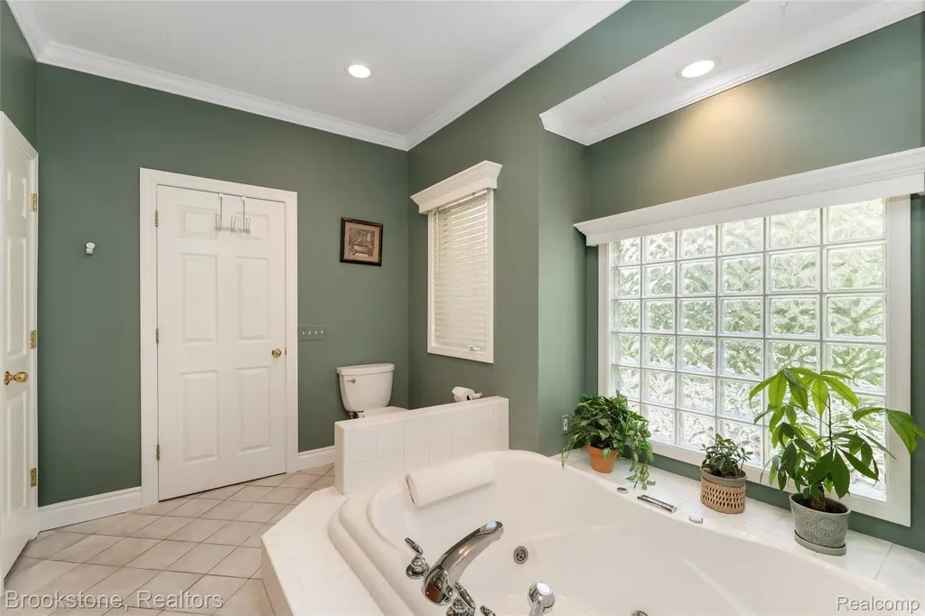 970 Moldovia Drive White Lake Charter Township MI 48386