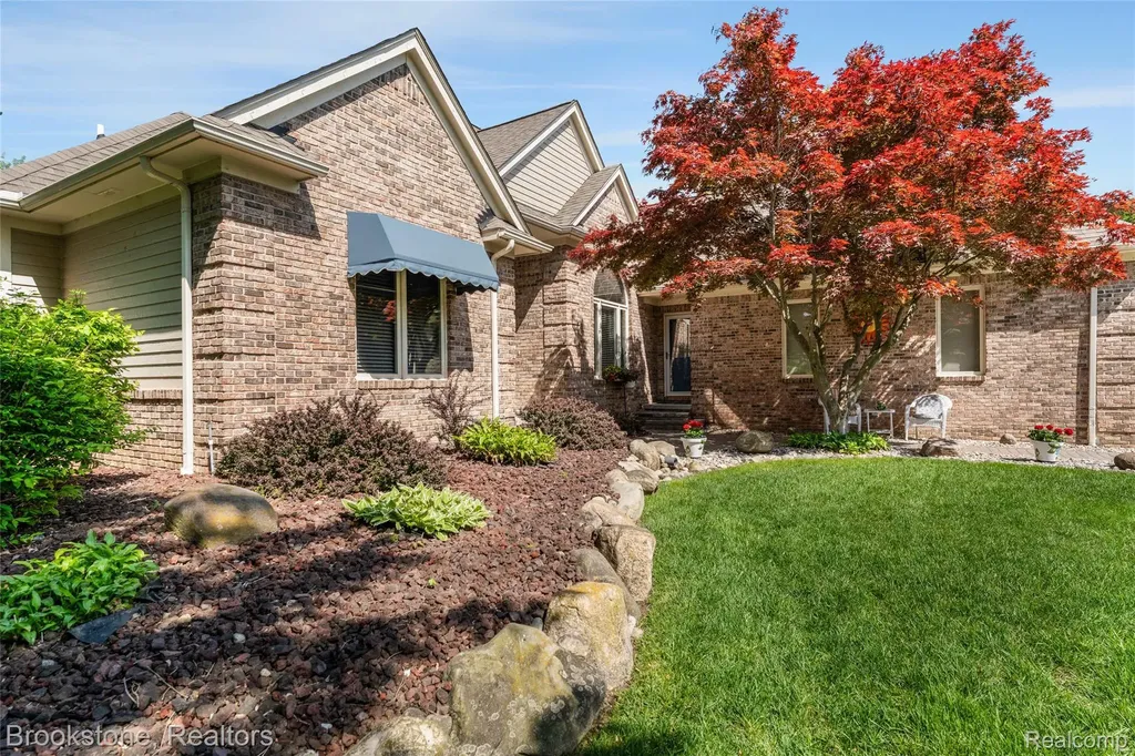 970 Moldovia Drive White Lake Charter Township MI 48386