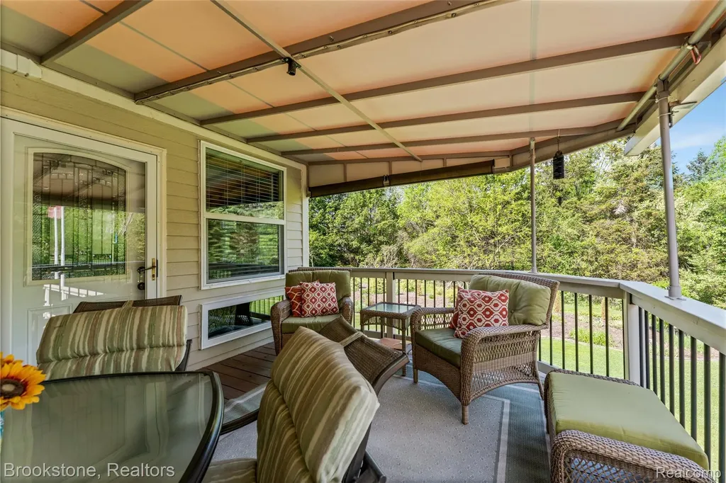 970 Moldovia Drive White Lake Charter Township MI 48386