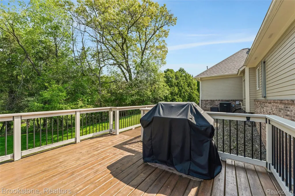 970 Moldovia Drive White Lake Charter Township MI 48386