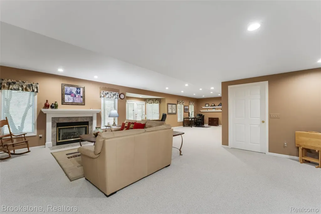 970 Moldovia Drive White Lake Charter Township MI 48386
