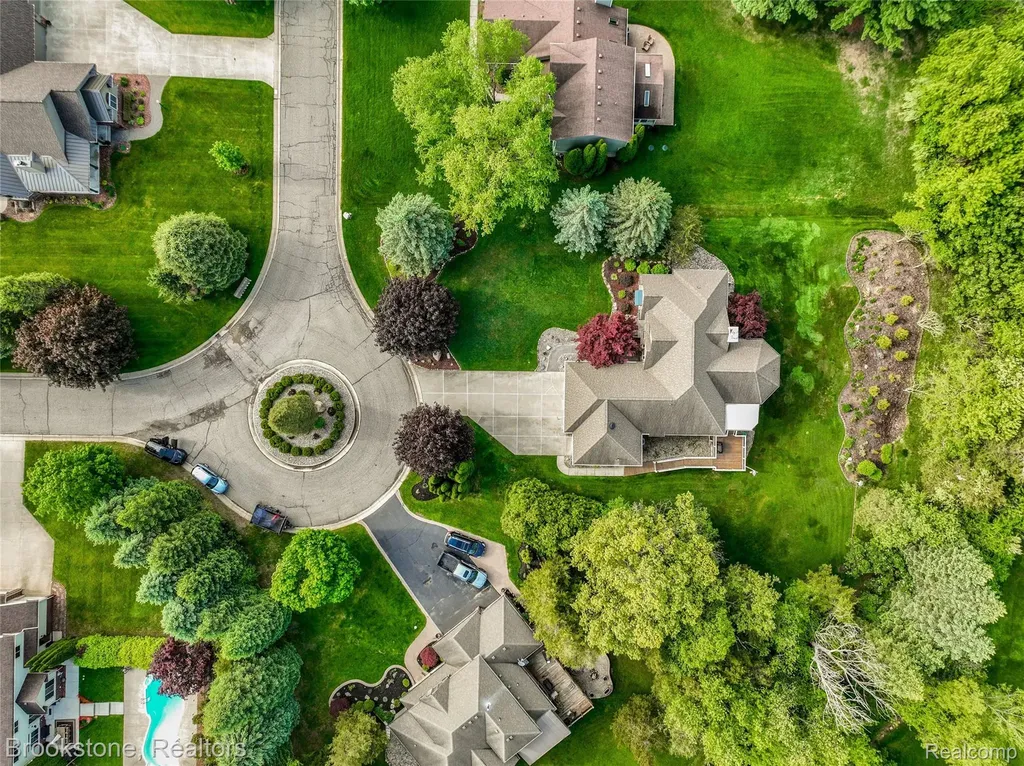 970 Moldovia Drive White Lake Charter Township MI 48386