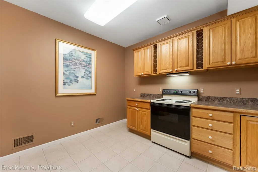 970 Moldovia Drive White Lake Charter Township MI 48386