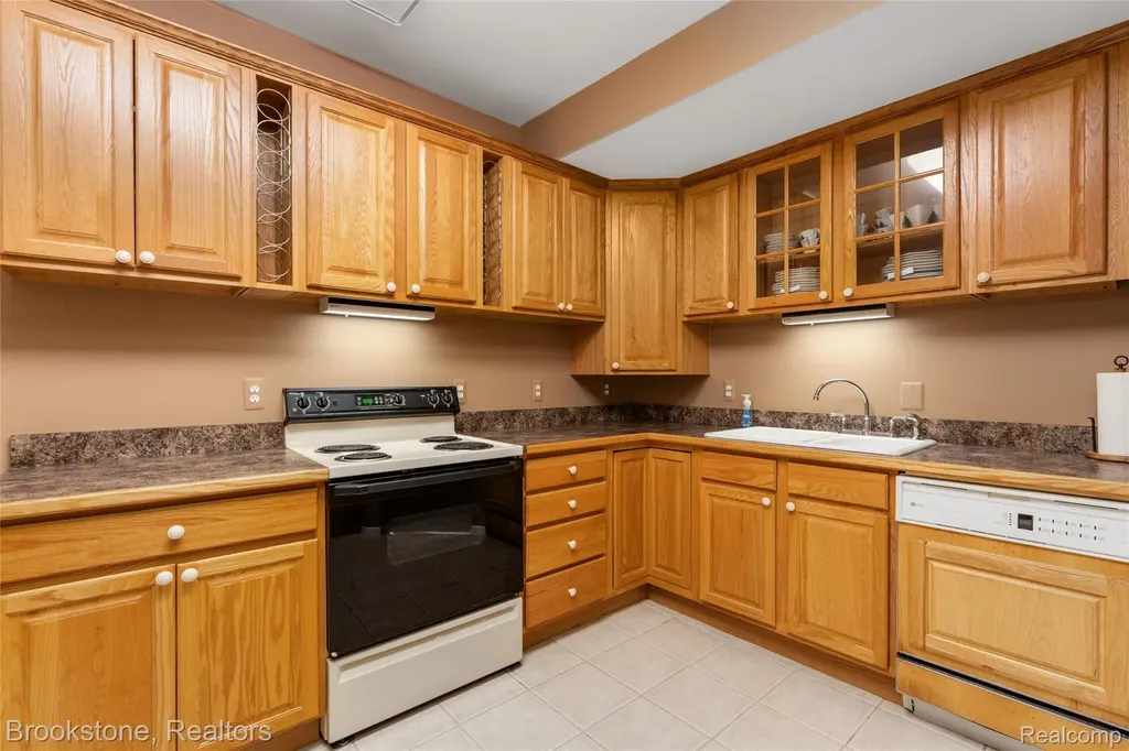 970 Moldovia Drive White Lake Charter Township MI 48386