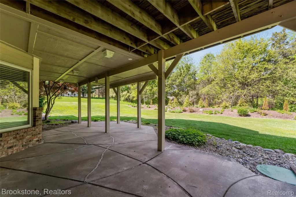 970 Moldovia Drive White Lake Charter Township MI 48386