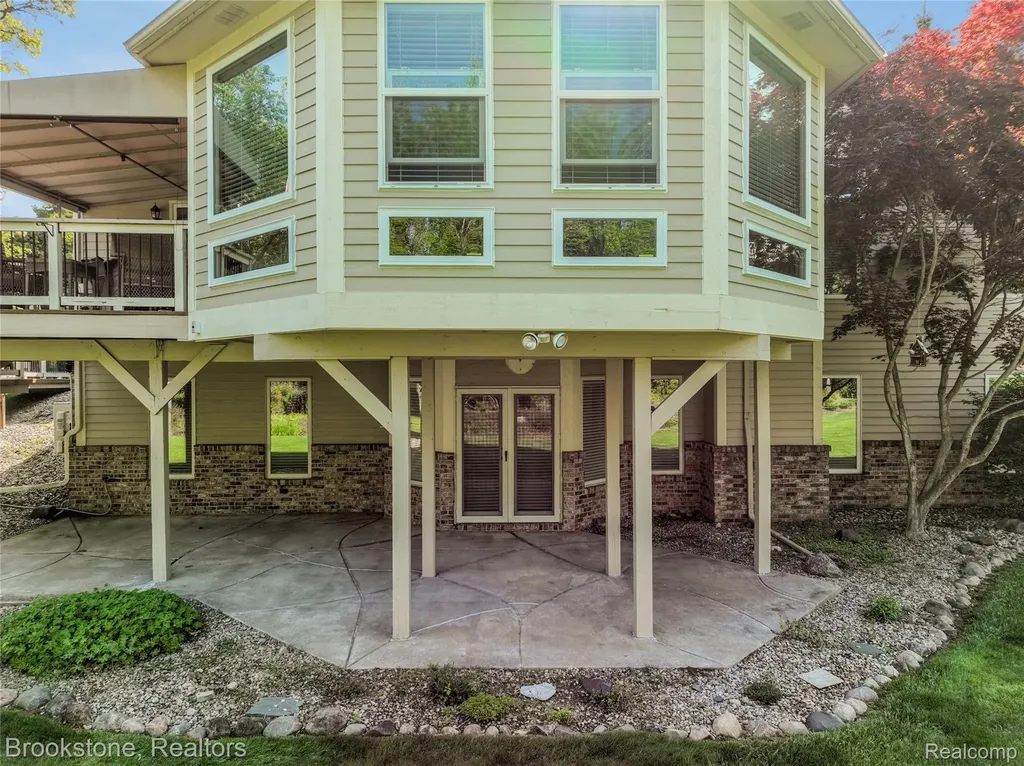 970 Moldovia Drive White Lake Charter Township MI 48386