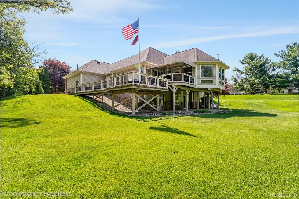 970 Moldovia Drive White Lake Charter Township MI 48386