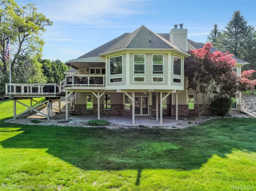 970 Moldovia Drive White Lake Charter Township MI 48386