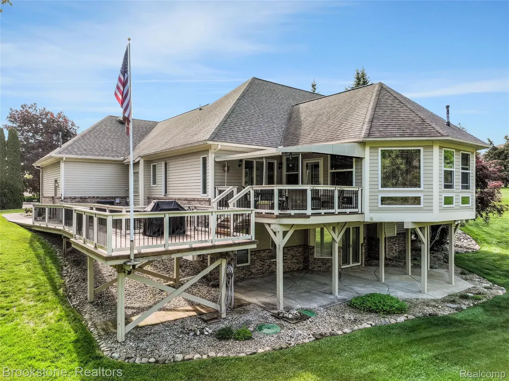 970 Moldovia Drive White Lake Charter Township MI 48386