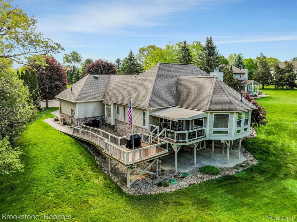 970 Moldovia Drive White Lake Charter Township MI 48386