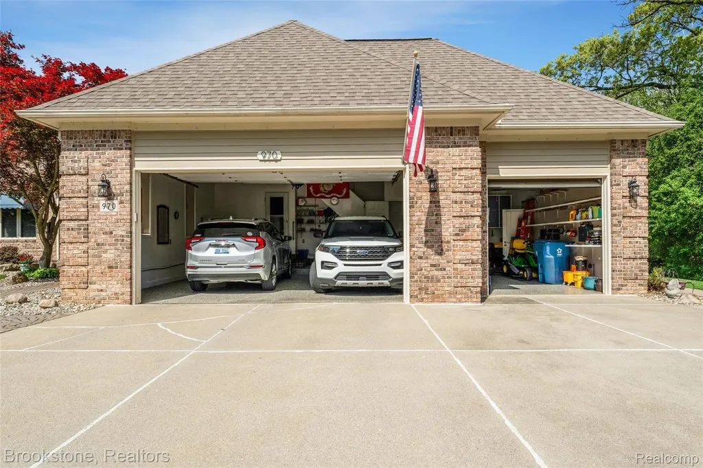 970 Moldovia Drive White Lake Charter Township MI 48386