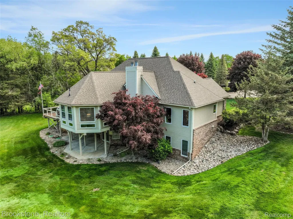 970 Moldovia Drive White Lake Charter Township MI 48386