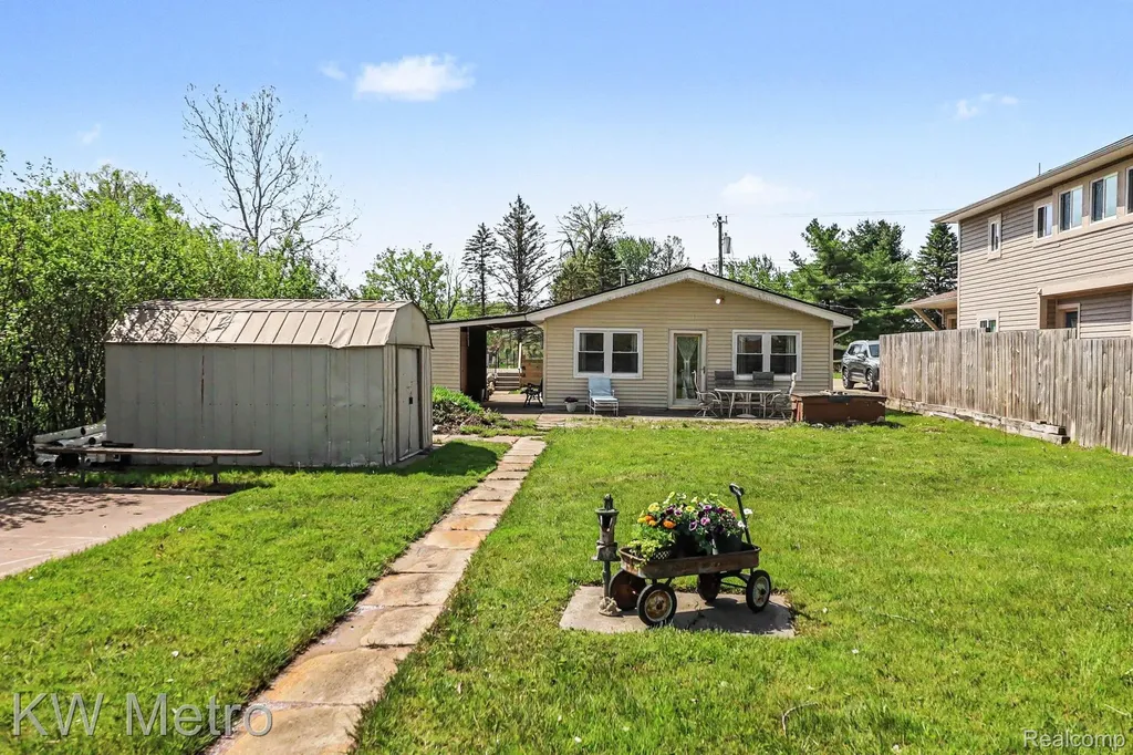 657 Dunleavy Drive Highland Charter Township MI 48356