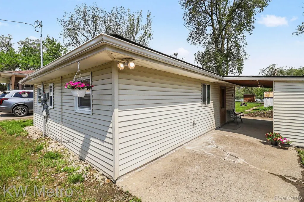 657 Dunleavy Drive Highland Charter Township MI 48356