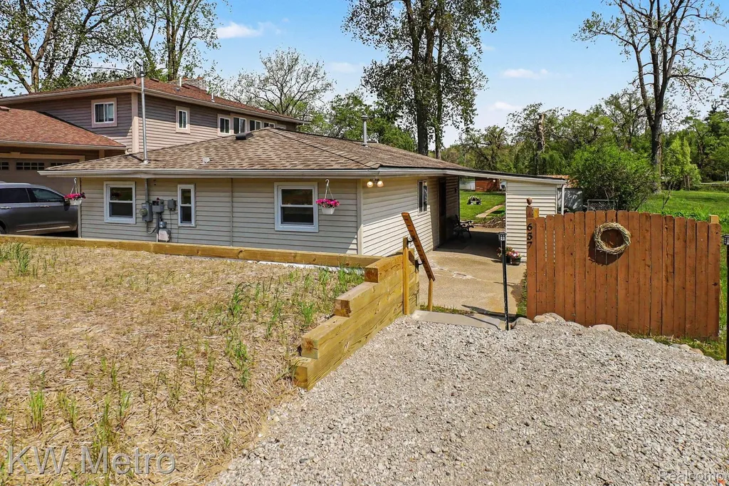 657 Dunleavy Drive Highland Charter Township MI 48356