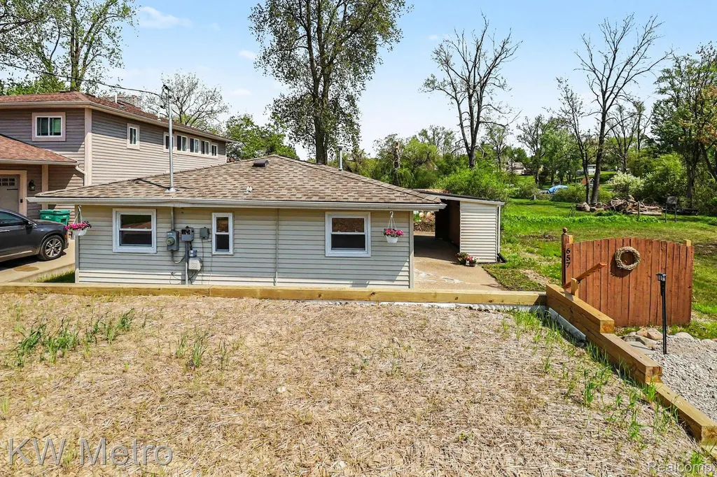 657 Dunleavy Drive Highland Charter Township MI 48356