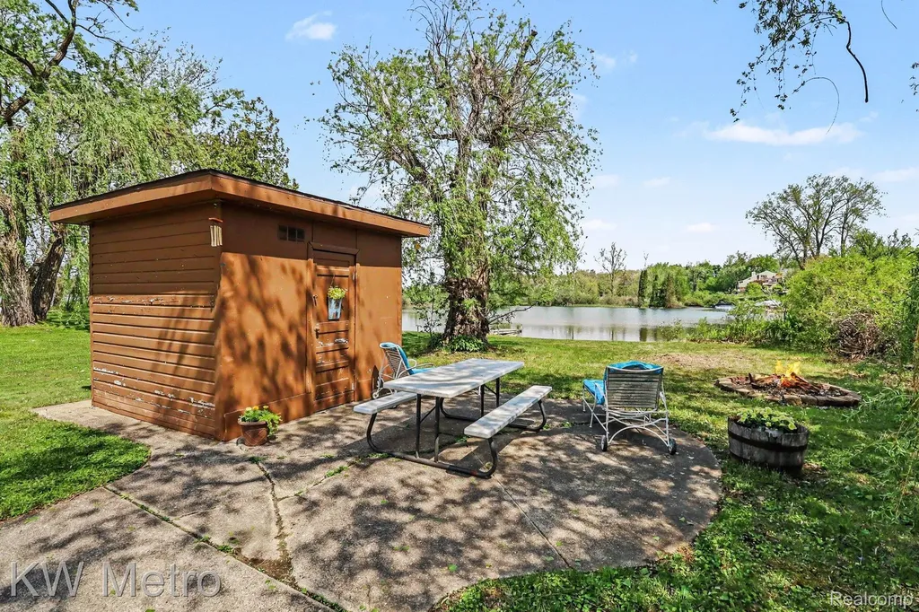 657 Dunleavy Drive Highland Charter Township MI 48356
