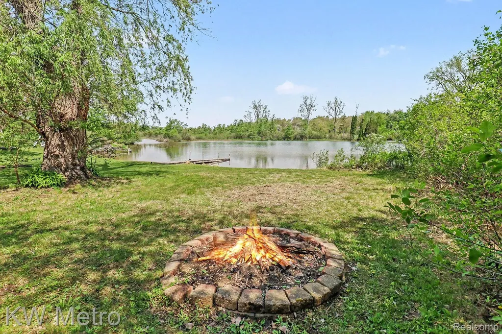 657 Dunleavy Drive Highland Charter Township MI 48356