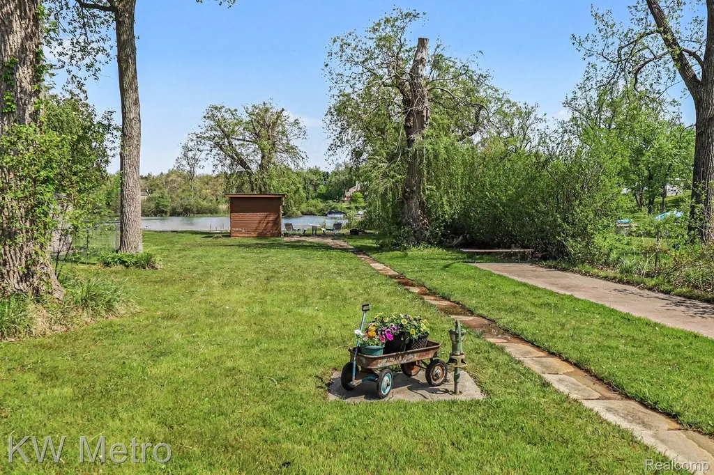 657 Dunleavy Drive Highland Charter Township MI 48356
