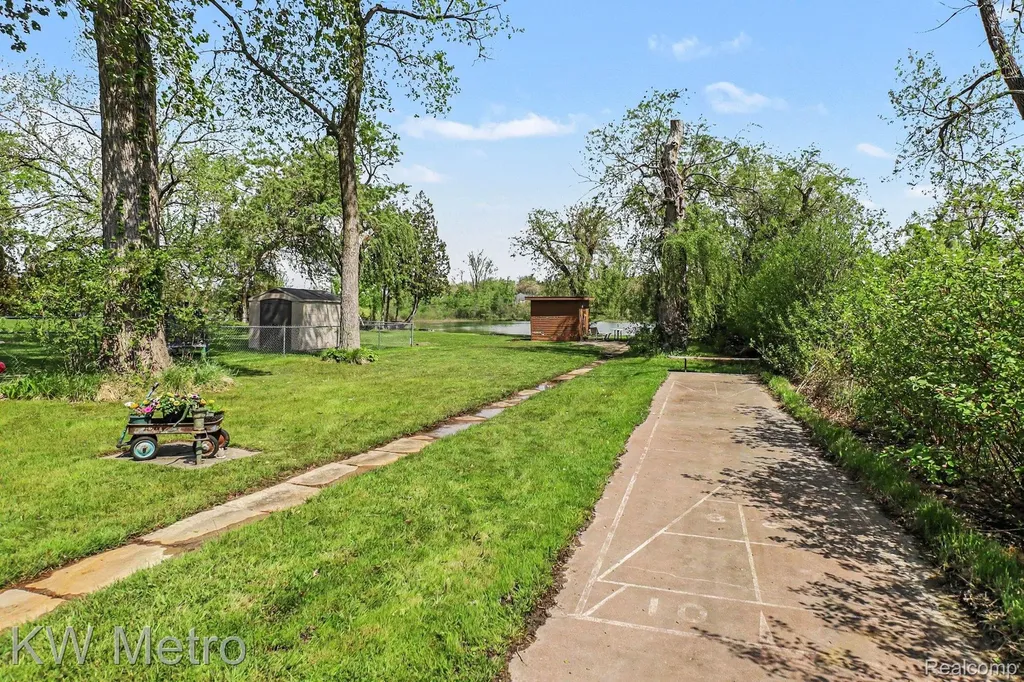 657 Dunleavy Drive Highland Charter Township MI 48356