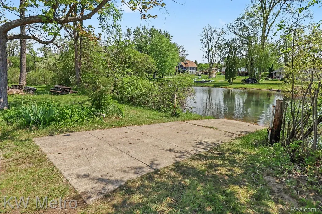 657 Dunleavy Drive Highland Charter Township MI 48356