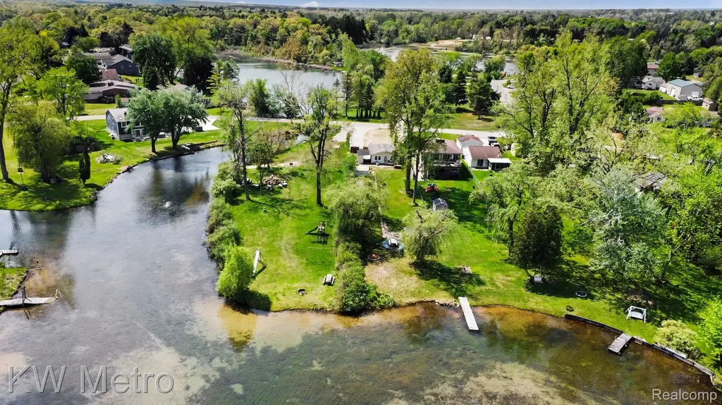 657 Dunleavy Drive Highland Charter Township MI 48356