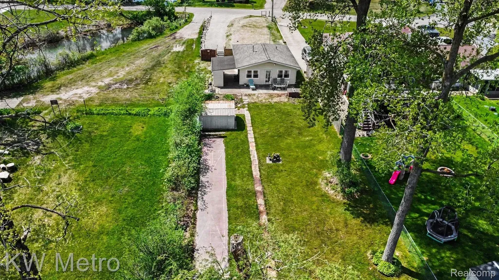 657 Dunleavy Drive Highland Charter Township MI 48356