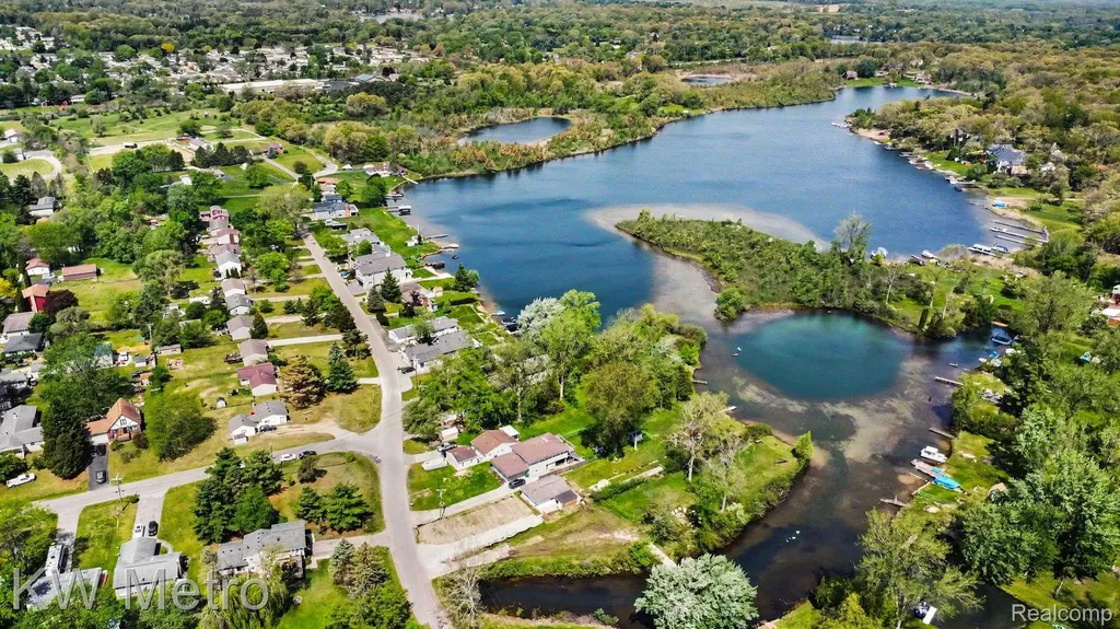 657 Dunleavy Drive Highland Charter Township MI 48356
