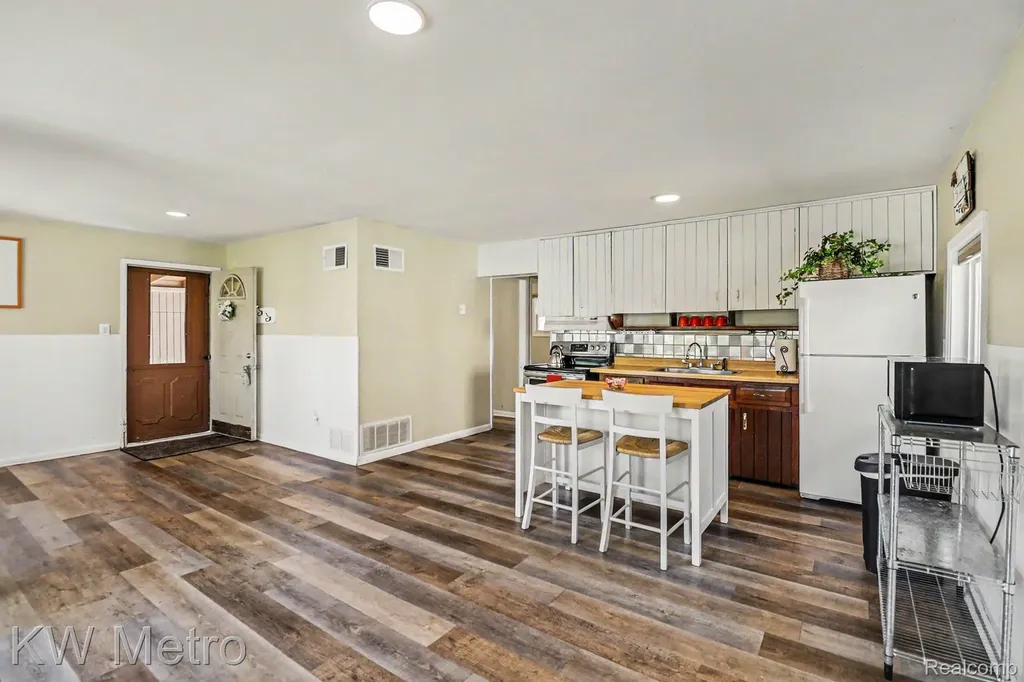 657 Dunleavy Drive Highland Charter Township MI 48356