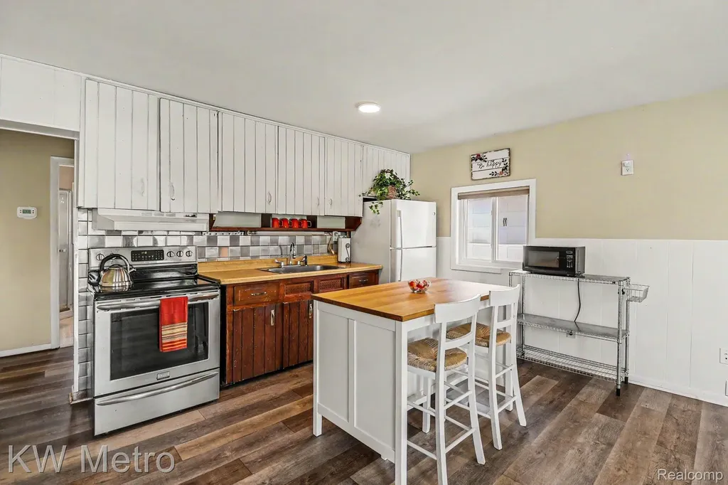 657 Dunleavy Drive Highland Charter Township MI 48356