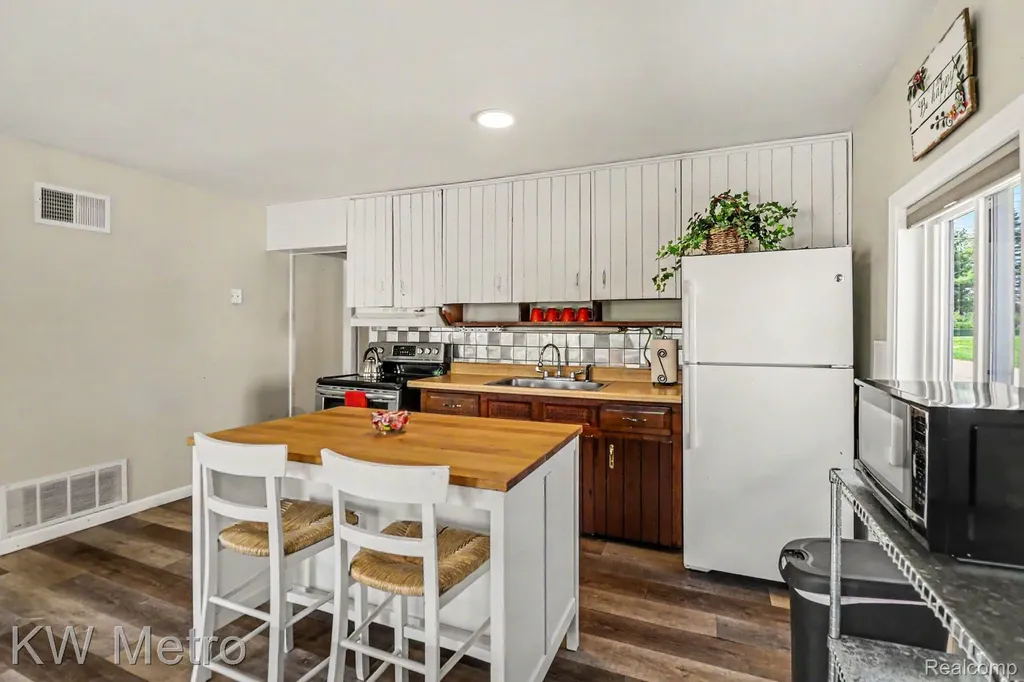 657 Dunleavy Drive Highland Charter Township MI 48356
