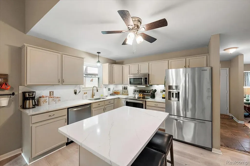 607 Salus Drive Waterford Charter Township MI 48327
