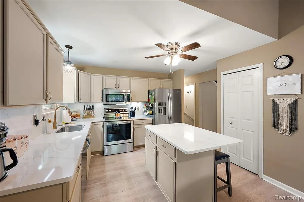 607 Salus Drive Waterford Charter Township MI 48327
