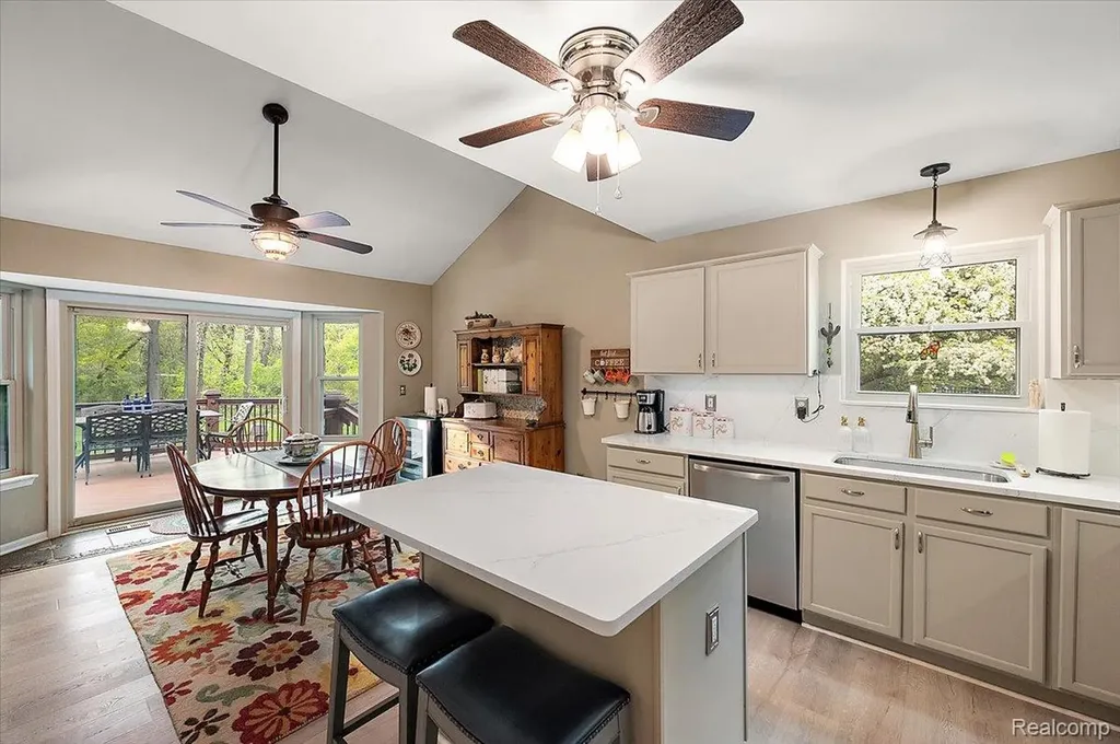 607 Salus Drive Waterford Charter Township MI 48327