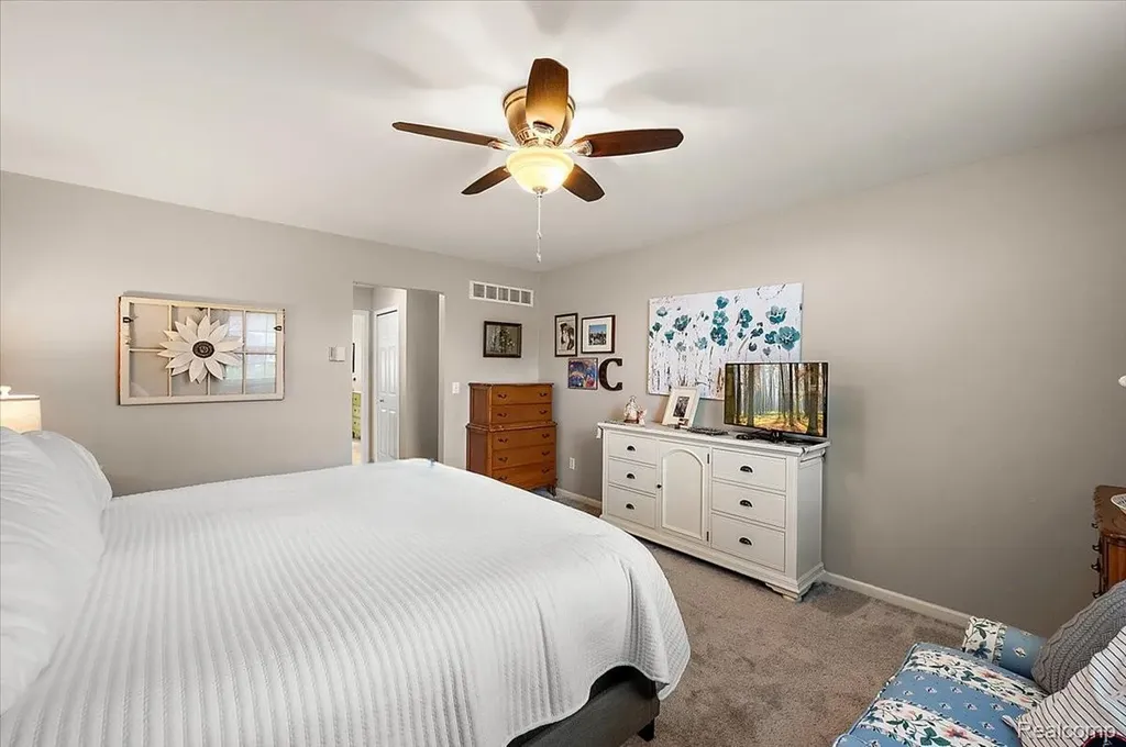 607 Salus Drive Waterford Charter Township MI 48327