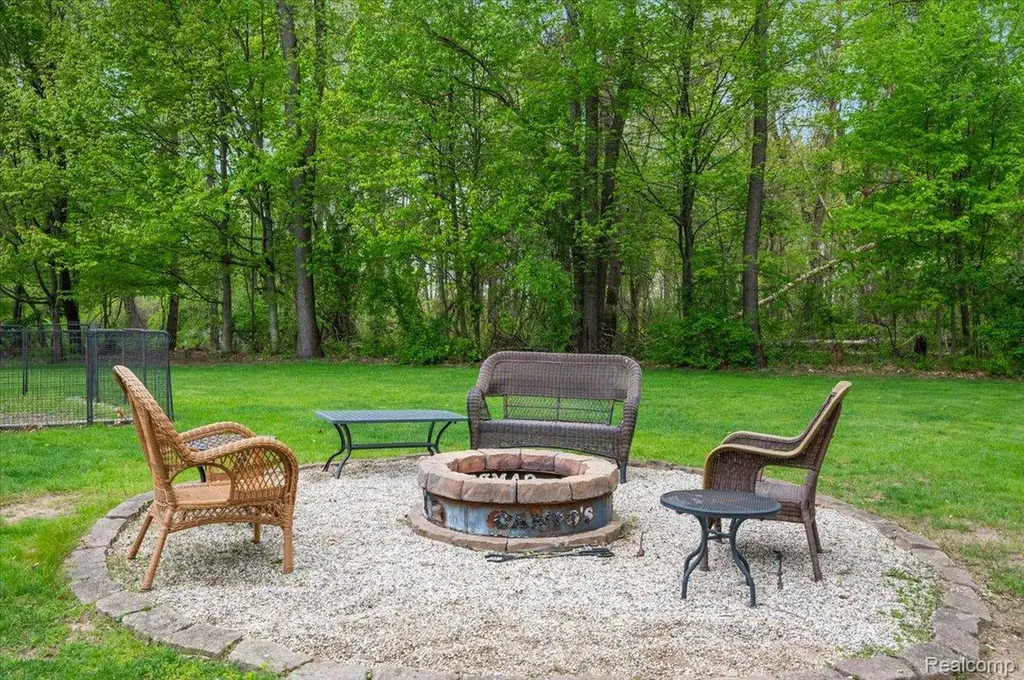 607 Salus Drive Waterford Charter Township MI 48327