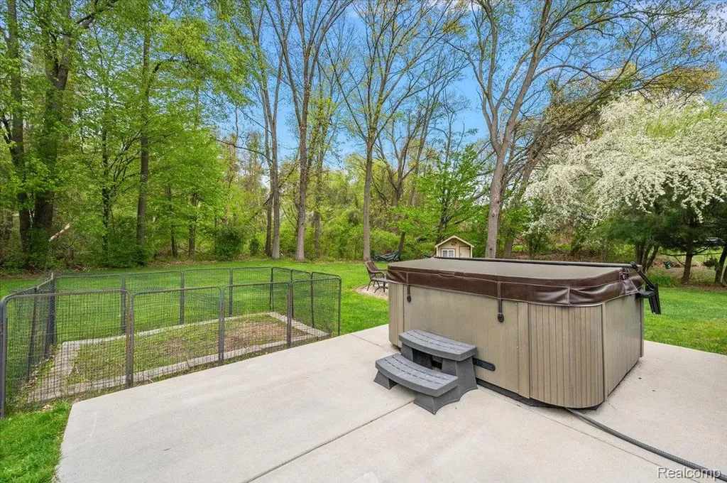 607 Salus Drive Waterford Charter Township MI 48327