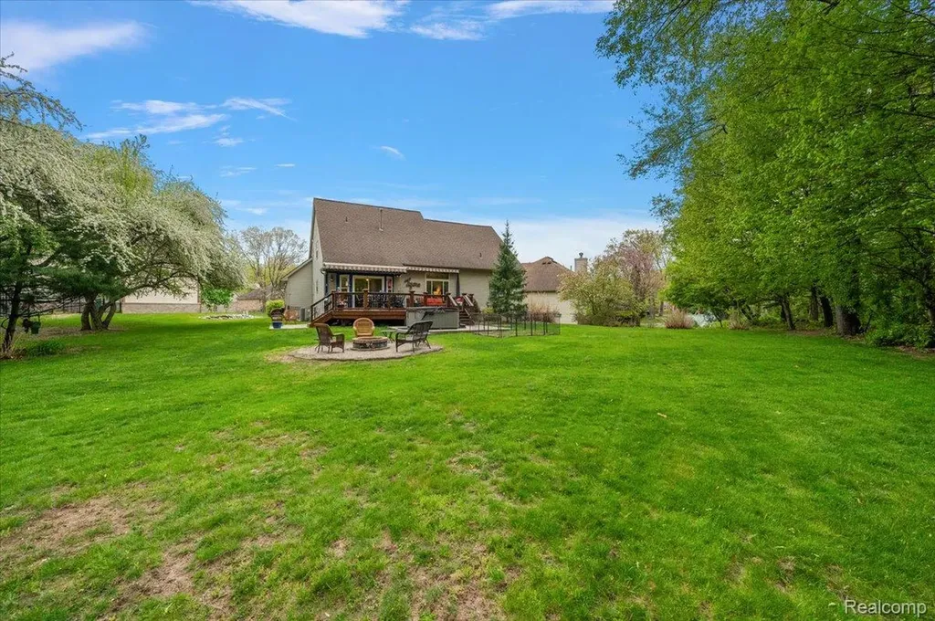 607 Salus Drive Waterford Charter Township MI 48327